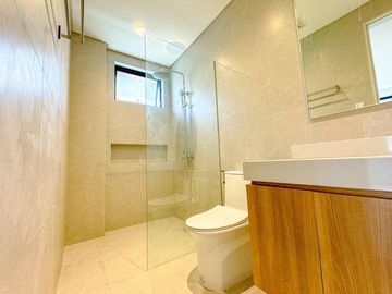 ASTONISHING SPACIOUS MODERN DESIGN BRAND NEW HOUSE FOR SALE IN BF RESORT VILLAGE