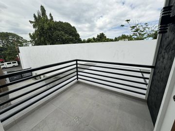 For Sale: Elegant 2-Storey House with Garden in Kingspoint, QC - Rey