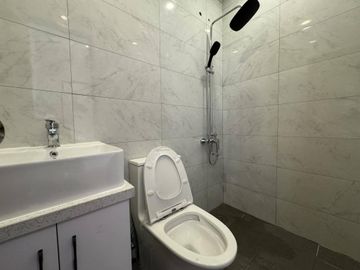 Kingspoint, Quezon City Property: Modern 4-Bedroom House with Lanai - Rey