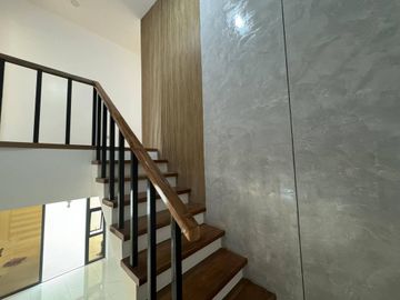 Kingspoint, Quezon City Property: Modern 4-Bedroom House with Lanai - Rey
