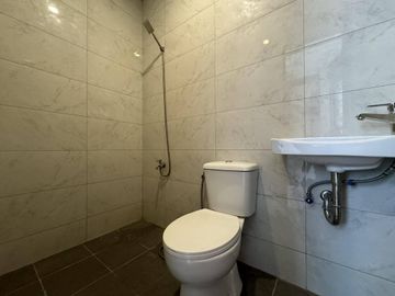 Kingspoint, Quezon City Property: Modern 4-Bedroom House with Lanai - Rey