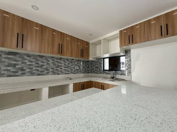 Kingspoint, Quezon City Property: Modern 4-Bedroom House with Lanai - Rey
