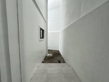 Kingspoint, Quezon City Property: Modern 4-Bedroom House with Lanai - Rey