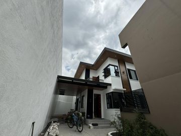 Kingspoint, Quezon City Property: Modern 4-Bedroom House with Lanai - Rey