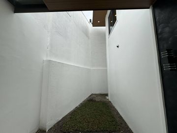 Kingspoint, Quezon City Property: Modern 4-Bedroom House with Lanai - Rey