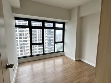 Live in luxury with this stunning 3-bedroom penthouse