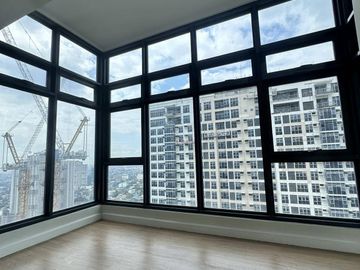 Live in luxury with this stunning 3-bedroom penthouse