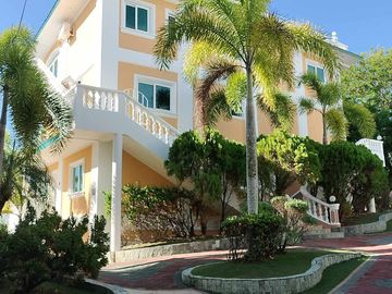 Royal villa in the middle of a botanical dream location with ocean view