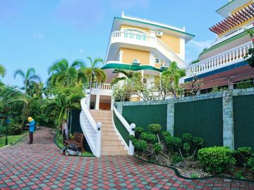 Royal villa in the middle of a botanical dream location with ocean view