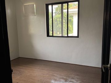Spacious 4 Bedroom House with Large Backyard near Clark, Angeles City