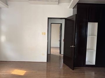 Spacious 4 Bedroom House with Large Backyard near Clark, Angeles City