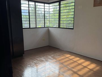 Spacious 4 Bedroom House with Large Backyard near Clark, Angeles City