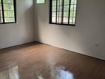 Spacious 4 Bedroom House with Large Backyard near Clark, Angeles City