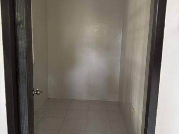 Spacious 4 Bedroom House with Large Backyard near Clark, Angeles City