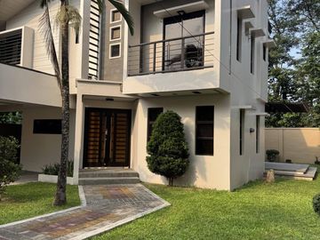 Spacious 4 Bedroom House with Large Backyard near Clark, Angeles City