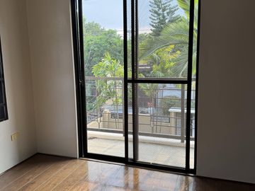 Spacious 4 Bedroom House with Large Backyard near Clark, Angeles City