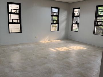 Spacious 4 Bedroom House with Large Backyard near Clark, Angeles City