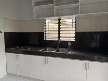 Spacious 4 Bedroom House with Large Backyard near Clark, Angeles City