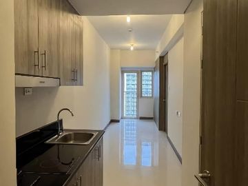 COAST RESIDENCES FAMILY SUITE B UNIT W/ BALCONY FOR SALE / RFO / NON VAT