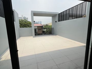 5 Bedroom Townhouse for Sale in Sta. Mesa Manila