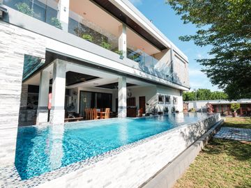 Elegant 4 Bedroom Fairway House and Lot with roofdeck in Manila Southwoods