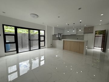 Spacious 4-Bedroom Home in Colinas Verdes, Tungkong Mangga SJDM - Rey