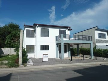 4-bedroom single attached house Oakwood at Carmona Estates, Cavite