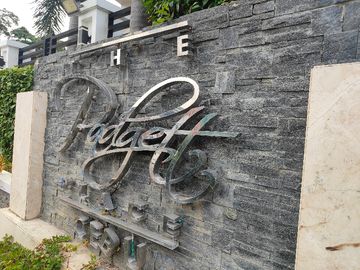 2 BEDROOM UNIT FOR SALE IN PADGETT PLACE LAHUG CEBU CITY