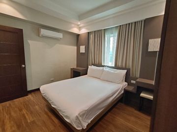 2 BEDROOM UNIT FOR SALE IN PADGETT PLACE LAHUG CEBU CITY