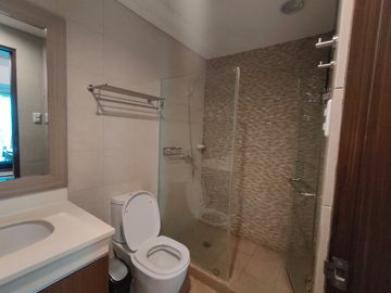 2 BEDROOM UNIT FOR SALE IN PADGETT PLACE LAHUG CEBU CITY