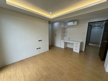 Live in Style in Northview Subd., QC– 3-Storey Townhouse with 5 AC Units -Keziah