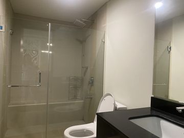 1 Bedroom with Parking in Kroma Tower, Legazpi Village, Makati City