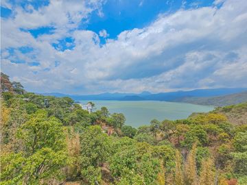 CASA EN VENTA CON VISTAS AL ALGO EN VALLE DE BRAVO