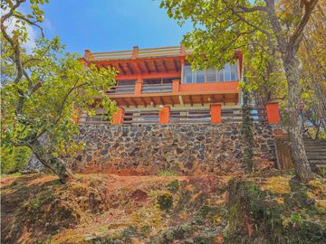 CASA EN VENTA CON VISTAS AL ALGO EN VALLE DE BRAVO