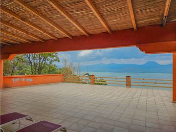 CASA EN VENTA CON VISTAS AL ALGO EN VALLE DE BRAVO