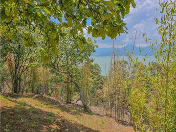 CASA EN VENTA CON VISTAS AL ALGO EN VALLE DE BRAVO
