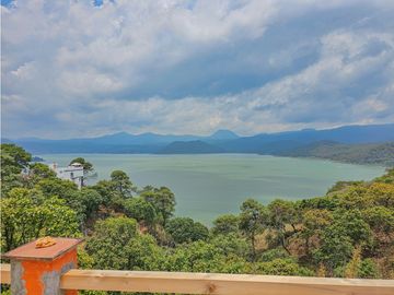 CASA EN VENTA CON VISTAS AL ALGO EN VALLE DE BRAVO