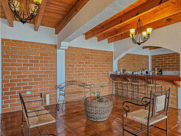 CASA EN VENTA CON VISTAS AL ALGO EN VALLE DE BRAVO