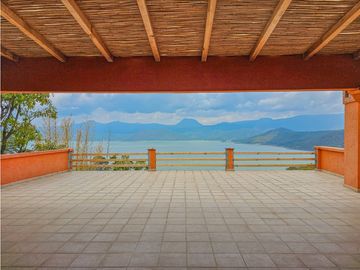 CASA EN VENTA CON VISTAS AL ALGO EN VALLE DE BRAVO
