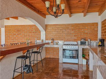 CASA EN VENTA CON VISTAS AL ALGO EN VALLE DE BRAVO
