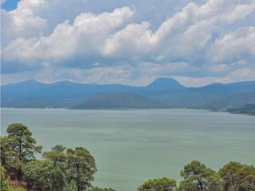 CASA EN VENTA CON VISTAS AL ALGO EN VALLE DE BRAVO