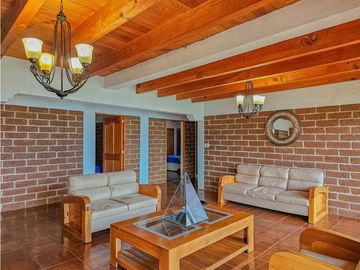 CASA EN VENTA CON VISTAS AL ALGO EN VALLE DE BRAVO