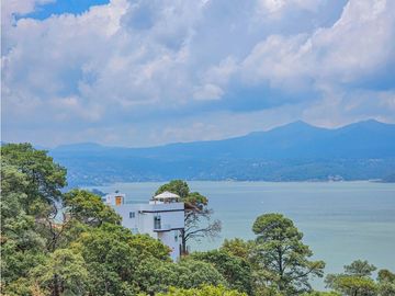 CASA EN VENTA CON VISTAS AL ALGO EN VALLE DE BRAVO