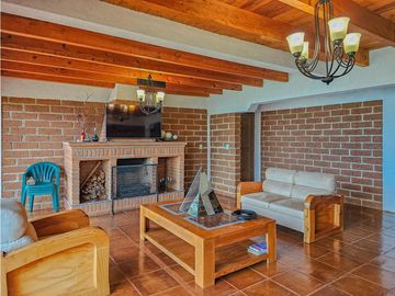 CASA EN VENTA CON VISTAS AL ALGO EN VALLE DE BRAVO