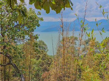 CASA EN VENTA CON VISTAS AL ALGO EN VALLE DE BRAVO
