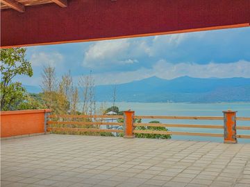 CASA EN VENTA CON VISTAS AL ALGO EN VALLE DE BRAVO
