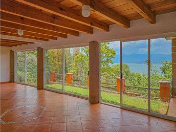 CASA EN VENTA CON VISTAS AL ALGO EN VALLE DE BRAVO