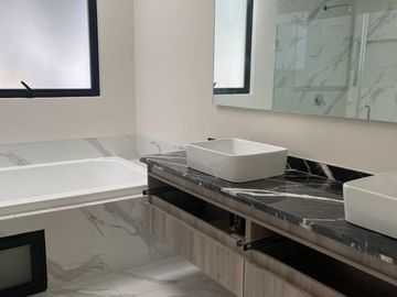 Casa Nueva en Venta en Residencial sobre Avenida Estado de México y Ave La Asunción. a una cuadra de Ave. Tecnológico y del Parque Bicentenario.