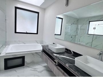 Casa Nueva en Venta en Residencial sobre Avenida Estado de México y Ave La Asunción. a una cuadra de Ave. Tecnológico y del Parque Bicentenario.