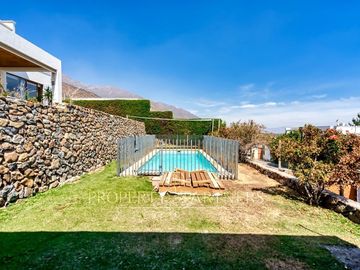 Venta de Moderna Casa en Peñalolén,  Alboretum